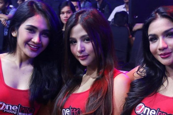 (dari ki-ka) Lavenia Oviola, Thya Sethya, dan Siva Aprilia saat bertugas sebagai One Pride Angels saat One Pride MMA Fight Night 23 digelar.