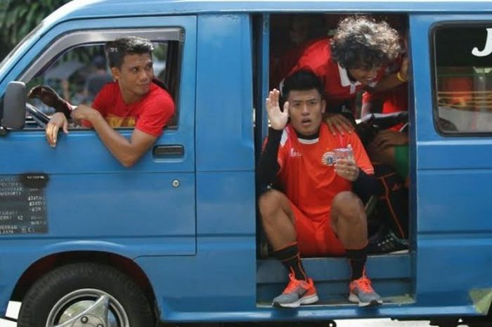 Lambaian tangan winger Persija, Jefri Kurniawan dari pintu angkot yang disewa timnya untuk pergi-pulang latihan di Stadion Gajayana, Kota Malang, Selasa (7/2/2017) sore. 