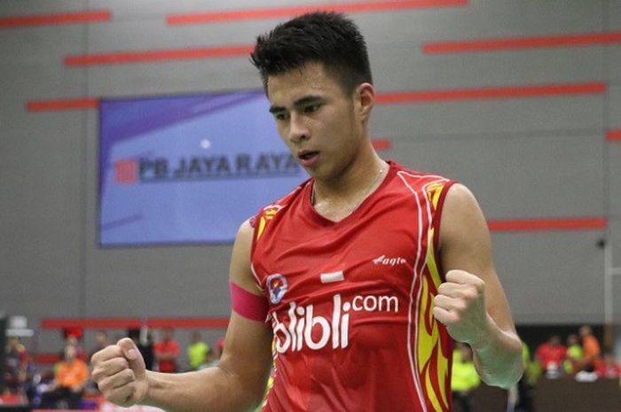 Pebulu tangkis tunggal putra Indonesia, Ikhsan Leonardo Imanuel Rumbay, mengepalkan tangan seusai mengalahkan wakil Thailand , Pacharapol Nipornram, 21-3, 21-18 pada laga babak ketiga Kejuaraan Asia Junior 2017 yang berlangsung di Jaya Raya Training Hall Center, Jakarta, Kamis (27/72017).