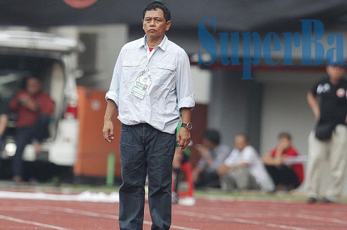 Caretaker Persiba Balikpapan, Hariyadi, menyaksikan anak asuhnya bertanding melawan Persija Jakarta dari tepi lapangan Stadion Patriot, Bekasi, Sabtu (12/8/2017)