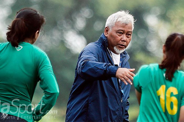 Pelatih timnas putri Indonesia, Satia Bagdja Ijatna, memberi arahan dalam sesi latihan di National Youth Training Centre (NYTC) Sawangan, Depok, Jawa Barat, Selasa (6/3/2018) pagi.