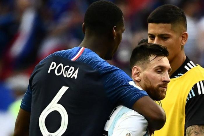 Paul Pogba memeluk Lionel Messi setelah partai babak 16 besar Piala Dunia 2018 antara Prancis lawan Argentina di Kazan Arena, 30 Juni 2018. Prancis menang 4-3 dan lolos ke perempat final.