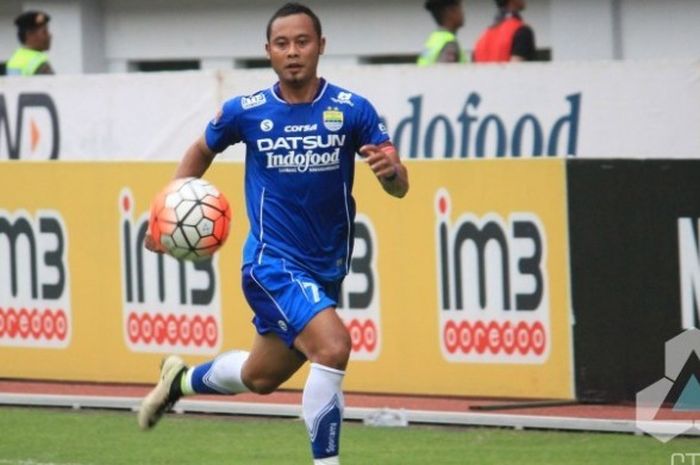 Kapten Persib, Atep mengejar bola saat timnya menjamu Bhayangkara FC di Stadion Wibawa Mukti, Kab Bekasi, Rabu (12/10/2016) petang. 