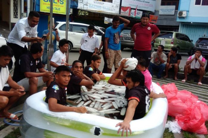 Pemain-pemain Persija Jakarta menjalani program recovery lewat terapi ice-bath di tempat umum, Jayapura, Senin (16/10/2017).