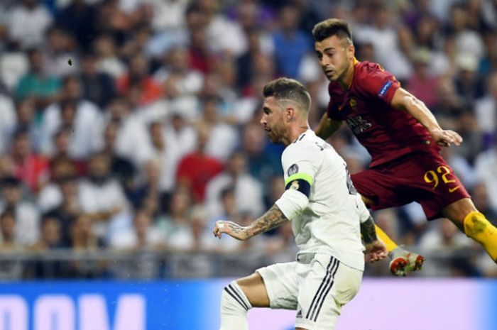 Sergio Ramos dan Stephan El Shaarawy berduel dalam laga Real Madrid versus AS Roma di Santiago Bernabeu pada laga Liga Champions, Rabu (19/9/2018).