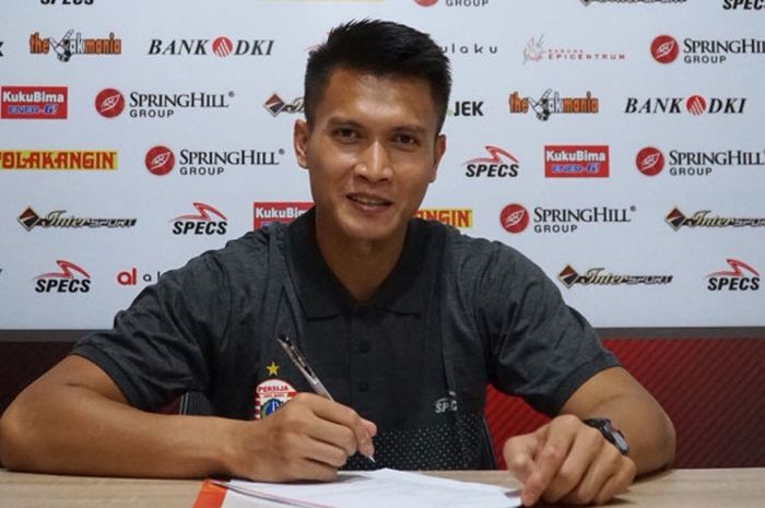 Shahar Ginanjar menandatangani kontrak bersama Persija Jakarta di kantor klub, Jakarta, Senin (23/7/2018).