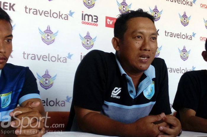 Pelatih Persela U-19, Didik Ludiyanto (tengah) memberi keterangan kepada media di Stadion Petrokimia