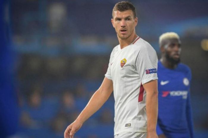 Penyerang AS Roma, Edin Dzeko, saat AS Roma melawat ke Stamford Bridge, markas Chelsea, pada Kamis (19/10/2017). Dzeko berhasil cetak brace dan bawa Roma menahan imbang Chelsea 3-3.