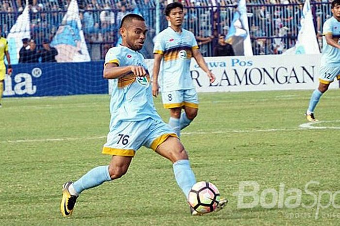         Gelandang Persela, Saddil Ramdani tampil saat melawan Persegres Gresik united di Stadion Surajaya Lamongan, Sabtu (30/9/2017).        