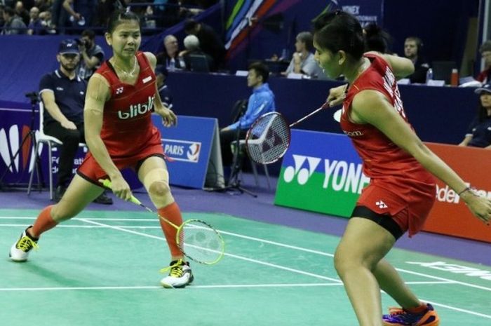 Pasangan ganda putri Indonesia, Nitya Krishinda Mahewari/Greysia Polii, berusaha mengembalikan kok dari pasangan China, Huang Dongping/Li Yinhui, pada babak perempat final Prancis Terbuka di Stade Pierre de Coubertin, Paris, Jumat (28/10/2016).