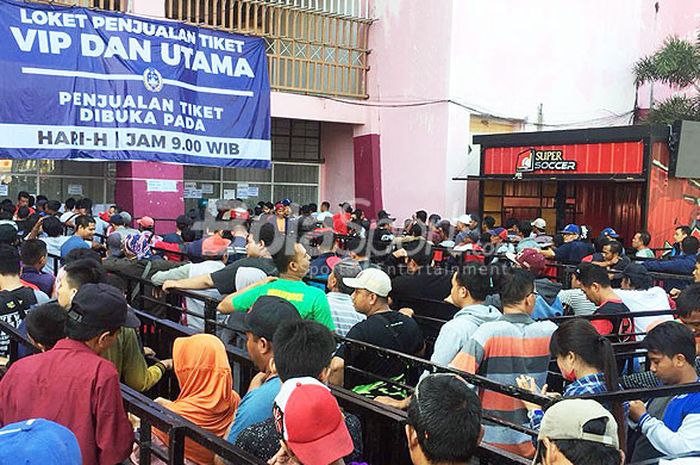 Antrian pembelian tiket semifinal Piala AFF U-16 antara tuan rumah Indonesia melawan Malaysia di Gelora Delta Sidoarjo, Jawa Timur, Kamis (9/8/18) siang.