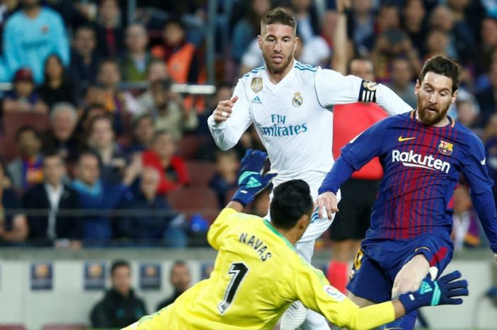  Kiper Real Madrid, Keylor Navas, berusaha menghadang sepakan megabintang FC Barcelona, Lionel Messi, dalam laga Liga Spanyol di Stadion Camp Nou, Barcelona pada 6 Mei 2018. 