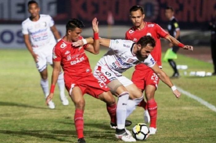 Pemain Bali United, Ilija Spasojevic, berusaha melewati hadangan pemain Persija Jakarta saat lanjutan kompetisi Gojek Liga 1 di Stadion Sultan Agung, Bantul, Selasa (17/7/2018). Persija Jakarta sebagai tuan rumah harus dipecundangi Bali United dengan skor 0-2.