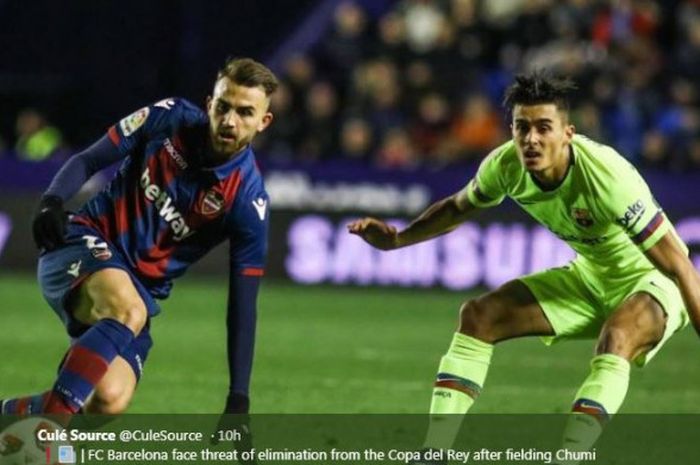 Pemain muda Barcelona, Juan Brandariz 'Chumi' (kanan), saat mengahdapi Levante dalam partai Copa del Rey.