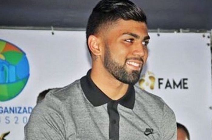   Striker asal Brasil, Gabriel Barbosa alias Gabigol, saat memberikan cetakan kakinya untuk ditempatkan di walk of fame di stadion Amazonia Manaus.  