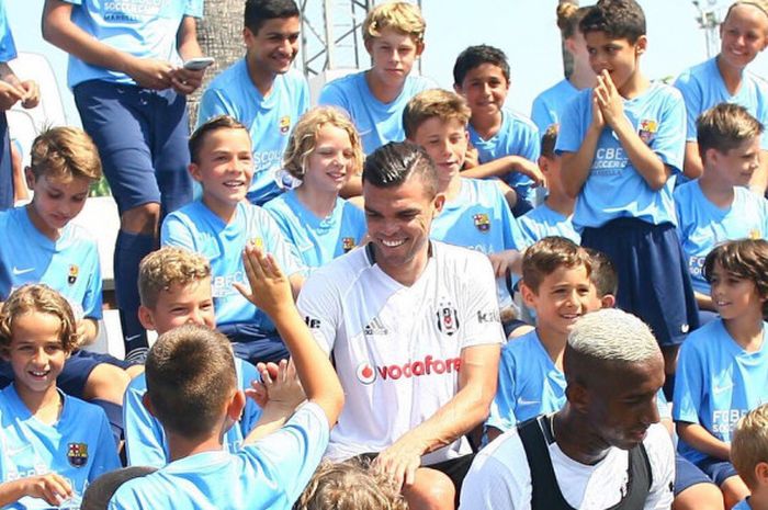  Pepe saat dikunjungi oleh Akademi Barcelona di Marbella,  Spanyol.  