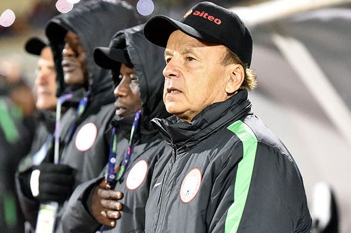 Ekspresi pelatih timnas Nigeria, Gernot Rohr, saat menyanyikan lagi kebangsaan menjelang dimulainya laga melawan Aljazair dalam babak Kualifikasi Piala Dunia 2018 di Stadion Mohamed-Hamlaoui, Constantine, pada 11 November 2017.