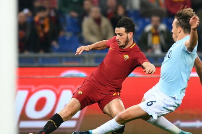 Gelandang AS Roma, Alessandro Florenzi, berduel dengan pemain Lazio, Lucas Leiva, pada pertemuan kedua klub di Stadion Olimpico, Sabtu (18/11/2017) waktu setempat.