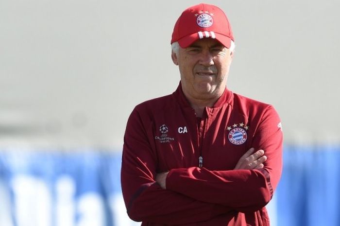 Pelatih Bayern Muenchen, Carlo Ancelotti, mendampingi anak asuhnya dalam menjalani sesi latihan di Munich, Jerman, 12 September 2016.