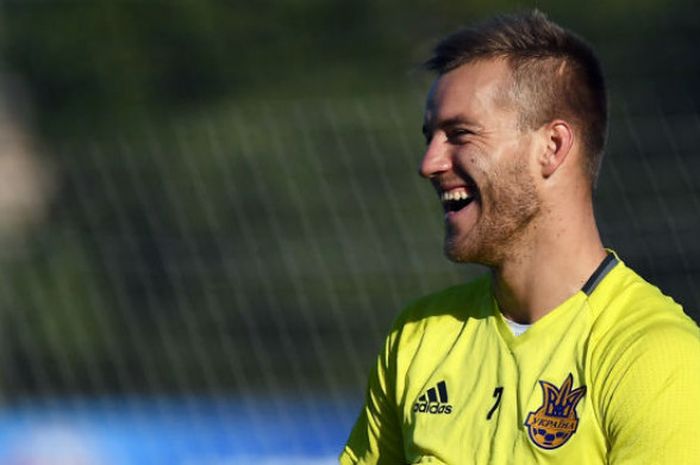 Penyerang Borussia Dortmund, Andriy Yarmolenko, saat memperkuat tim nasional Ukraina di Piala Eropa 2016