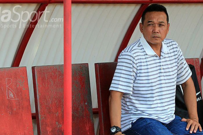 Pelatih Blitar United, Bonggo Pribadi, mengamati jalannya laga antara Blitar United melawan PSBS Biak di Stadion Soepriadi Blitar, Jawa Timur, Selasa (24/04/2018) sore.