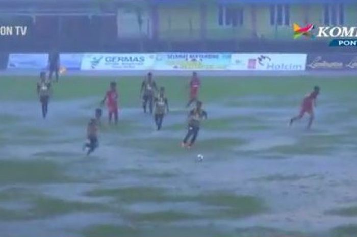 Kondisi lapangan Stadion Sultan Syarif Abdurahman Pontianak, Sabtu (12/8/2017).