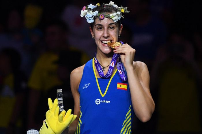 Pebulu tangkis tunggal putri Spanyol, Carolina Marin, berpose dengan medali emas yang dia raih pada Kejuaraan Dunia 2018. Pada laga final yang digelar di Nanjing Olympic Sports Centre, Nanjing, China, Minggu (5/8/2018), Marin menang 21-19, 21-10 atas Pusarla Venkata Sindhu (India).