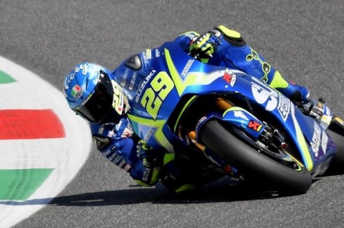 Pebalap Suzuki Ecstar, Andrea Iannone, sedang menjalani sesi latihan bebas GP Italia di Sirkuit Mugello, Italia, Sabtu (3/6/2017).