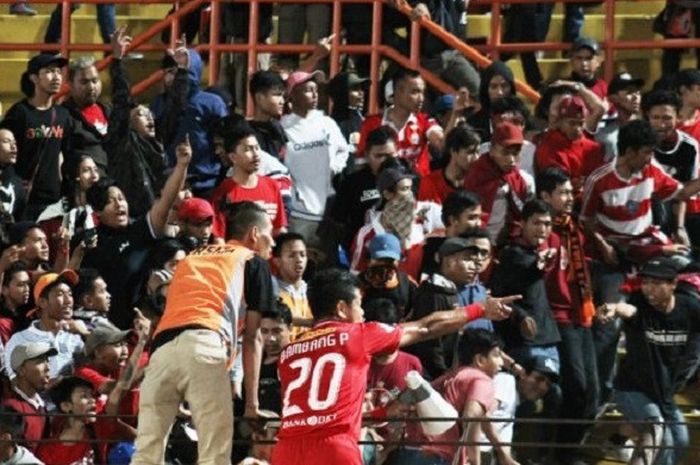 Bambang Pamungkas berusaha menengkan suporter ditengah bentrok usai pertandingan di Stadion Sultan Agung, Bantul, Selasa (18/9/2018) 