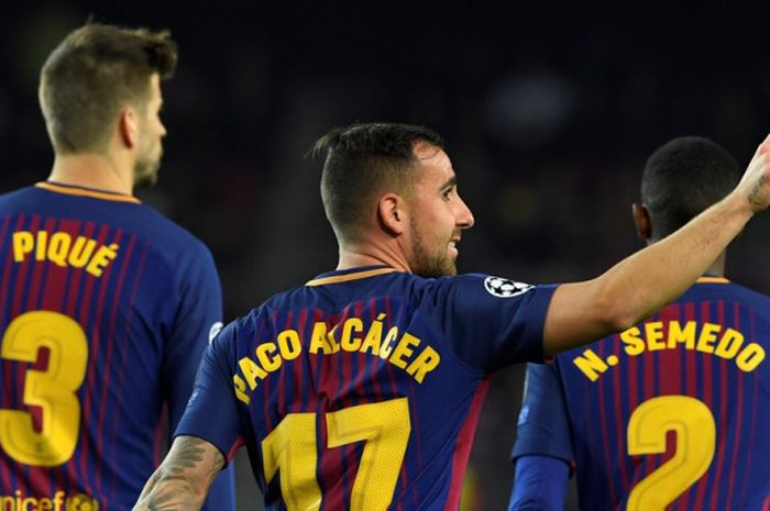 Striker FC Barcelona, Paco Alcacer, merayakan gol yang dia cetak ke gawang Sporting CP dalam laga Grup D Liga Champions di Stadion Camp Nou, Barcelona, Spanyol, pada 5 Desember 2017.