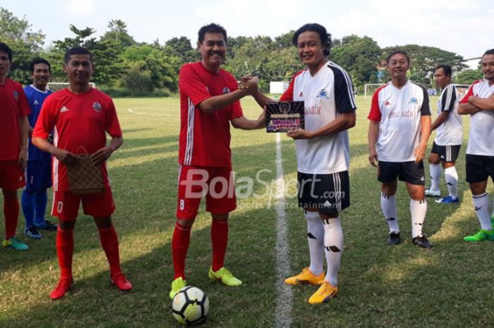 Kapten Mitra Devata, IGA Bayu Sutha (kanan) menerima cenderamata dari wakil pemain PS Terang Bangsa sebelum kedua tim berlaga di Lapangan Terang Bangsa, Semarang, Jumat (27/4/2018)