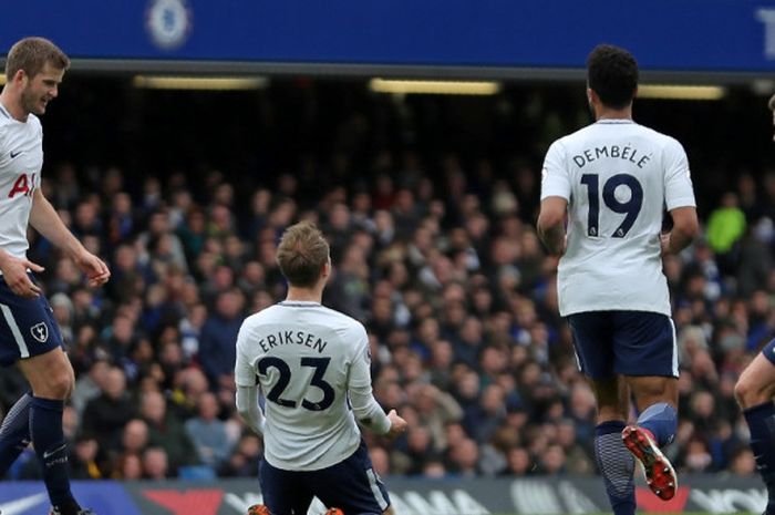    Gelandang Tottenham Hotspur, Christian Eriksen (kedua dari kiri), merayakan golnya ke gawang Chelsea dalam laga Liga Inggris di Stadion Stamford Bridge, London pada 1 April 2018.   