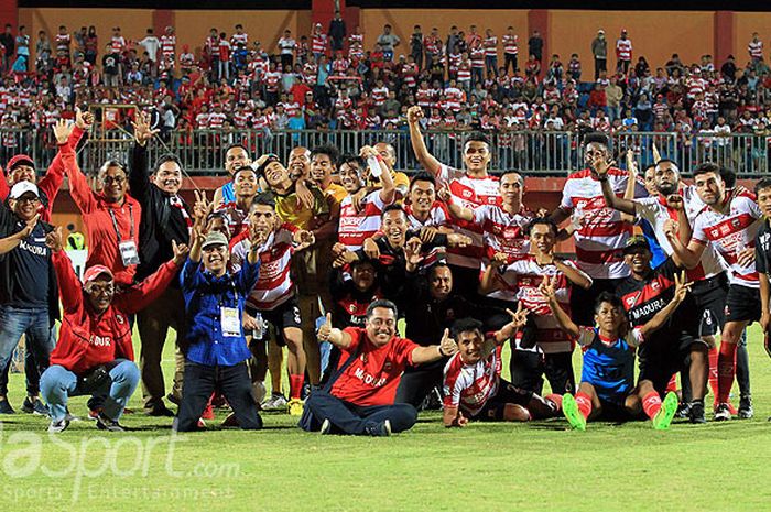 Pemain dan ofisial Madura United merayakan kemenangan atas PS Tira pada laga pekan ke-19 Liga 1 2018 di Stadion Ratu Pamellingan Pamekasan, Jawa Timur, Jumat (3/8/2018) malam.