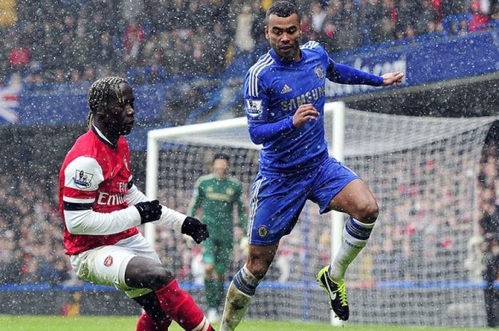 Ashley Cole (kanan) berduel dengan Bacary Sagna dalam laga Chelsea versus Arsenal di Stamford Bridge, London, 20 Januari 2013.