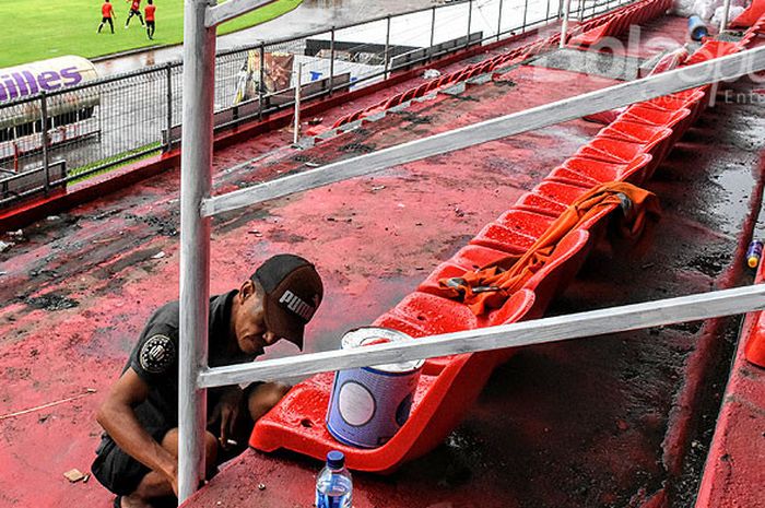 Pekerja di Stadion Kapten I Wayan Dipta Gianyar tengah mengecat pagar pembatas di tribun utama. Renovasi stadion terbesar di Bali ini dikebut sebelum laga kualifikasi Liga Champion Asia (LCA) antara Bali United kontra Tampines Rovers, Selasa (16/1/2018).