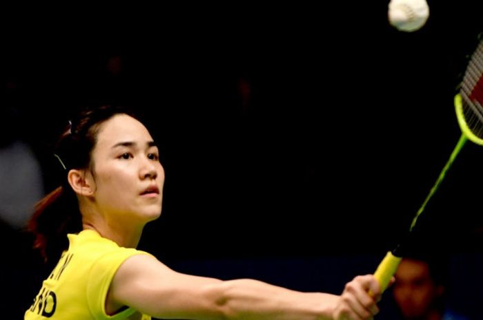 Pebulu tangkis tunggal putri Thailand, Nitchaon Jindapol, saat menjalani laga melawan Tai Tzu Ying (Taiwan) pada perempat final Indonesia Terbuka 2017 di Jakarta Convention Center (JCC) Senayan, Jakarta.