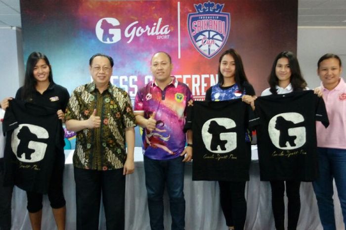 Presiden Direktur Gorilasport Djohari Zein (ketiga dari kiri) berfoto bersama Ketua Koordinator Srikandi Cup Deddy Setiawan (tengah) dan para pemain dan pelatih tim peserta Srikandi Cup seusai menggelar konferensi pers di Gedung UGM Samator, Jakarta, Kamis (11/1/2018).