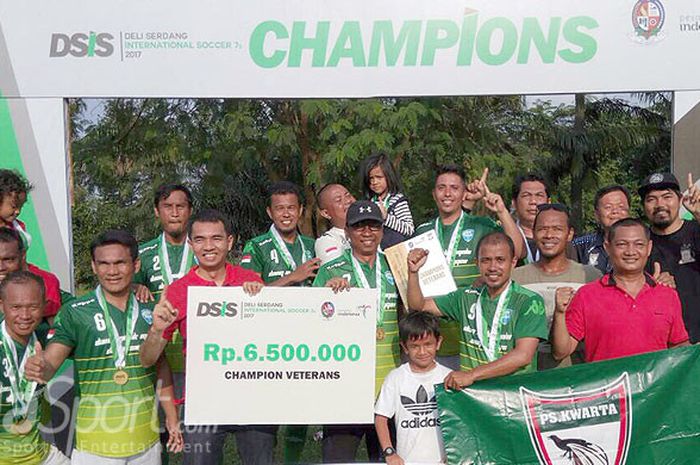 Skuat PS Kwarta merayakan sukses mereka menjuarai ajang Deli Serdang International Soccer 7’s 2017  di lapangan PTPN 2 Tanjungmorawa, Minggu (20/8/2017). 