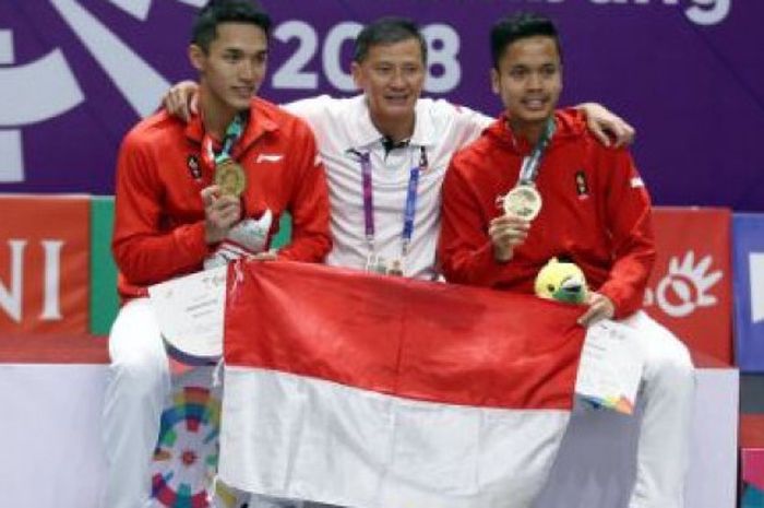 Jonatan Christie (kiri), Hendry Saputra (tengah), dan Anthony Sinisuka Ginting (kanan) berpose bersama memperlihatkan medali yang didapat pada ajang Asian Games 2018. 