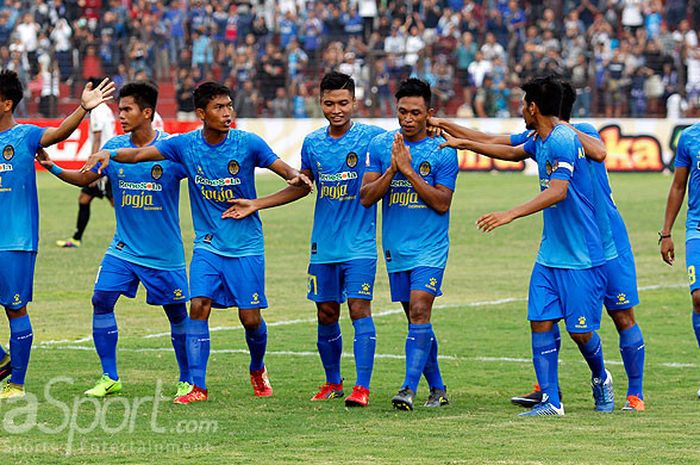  Pemain PSIM Yogyakarta merayakan gol yang dicetak Hendri Satriadi (tengah) saat melawan Persiba Balikpapan dalam laga lanjutan Liga 2 di Stadion Sultan Agung, Bantul, Selasa (15/5/2018). 