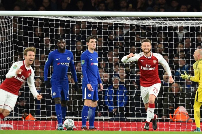 Bek Arsenal, Nacho Monreal (kiri), merayakan gol yang dicetak timnya ke gawang Chelsea dalam laga leg kedua semifinal Piala Liga Inggris di Stadion Emirates, London, pada 24 Januari 2018.