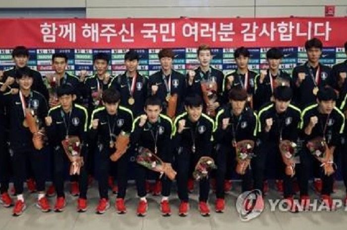 Skuat timnas U-23 Korea Selatan berpose dengan medali emas sepak bola Asian Games 2018.