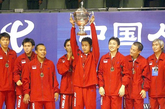   Tim Indonesia melakukan selebrasi dengan Piala Thomas yang dimenangi setelah mengalahkan Malaysia, 3-2, pada babak final, di Guangzhou, China, 19 Mei 2002.  