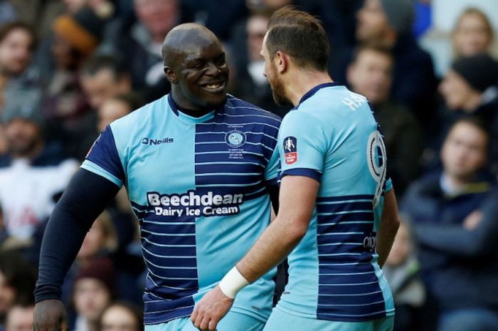 Striker Wycombe Wanderers, Paul Hayes (kanan) melakukan selebrasi bersama Adebayo Akinfenwa dalam laga babak keempat Piala FA kontra Tottenham Hotspur di Stadion White Hart Lane, London, pada 28 Januari 2017.