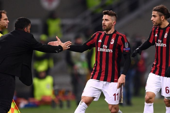 Penyerang AC Milan, Fabio Borini (tengah), merayakan gol yang dia cetak ke gawang Ludogorets dalam laga leg kedua babak 32 besar Liga Europa di Stadion San Siro, Milan, Italia, pada 22 Februari 2018.