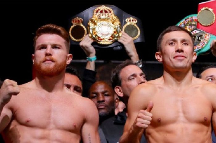 Petinju kebangsaan Meksiko, Canelo Alvarez (kiri) berpose dengan lawannya dari Kazakstan, Gennady Golovkin (kanan).