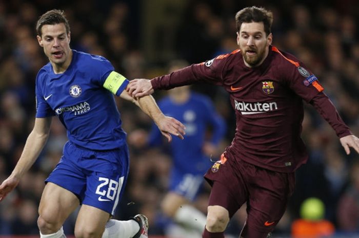 Megabintang FC Barcelona, Lionel Messi (kanan), berduel dengan bek Chelsea, Cesar Azpilicueta, dalam laga leg pertama babak 16 besar Liga Champions di Stadion Stamford Bridge, London, Inggris, pada 20 Februari 2018.