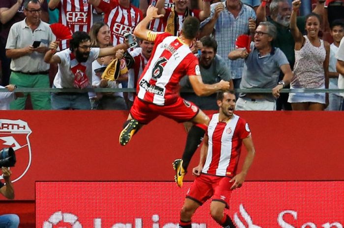 Striker Girona, Cristhian Stuani (kanan), merayakan gol yang dia cetak ke gawang Atletico Madrid dalam laga Liga Spanyol di Stadion Municipal de Montilivi, Girona, pada 19 Agustus 2017.