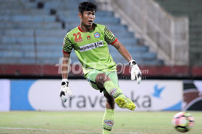 Kiper Martapura FC, Ali Budiman Raharjo, saat tampil melawan Persiwa Wamena pada babak 16 besar pertama Grup D Liga 2 di Stadion Gelora Delta Sidoarjo, Jawa Timur, Sabtu (23/09/2017) sore.