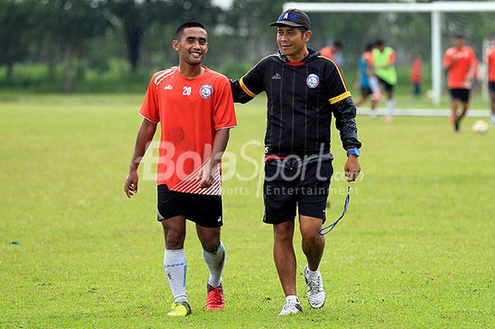 Pemain Arema FC, Agil Munawar (kiri), bercengkerama dengan pelatih Joko Susilo dalam sesi latihan di Lapangan Dirgantara Kabupaten Malang, Jawa Timur, Selasa (12/12/2017) sore.